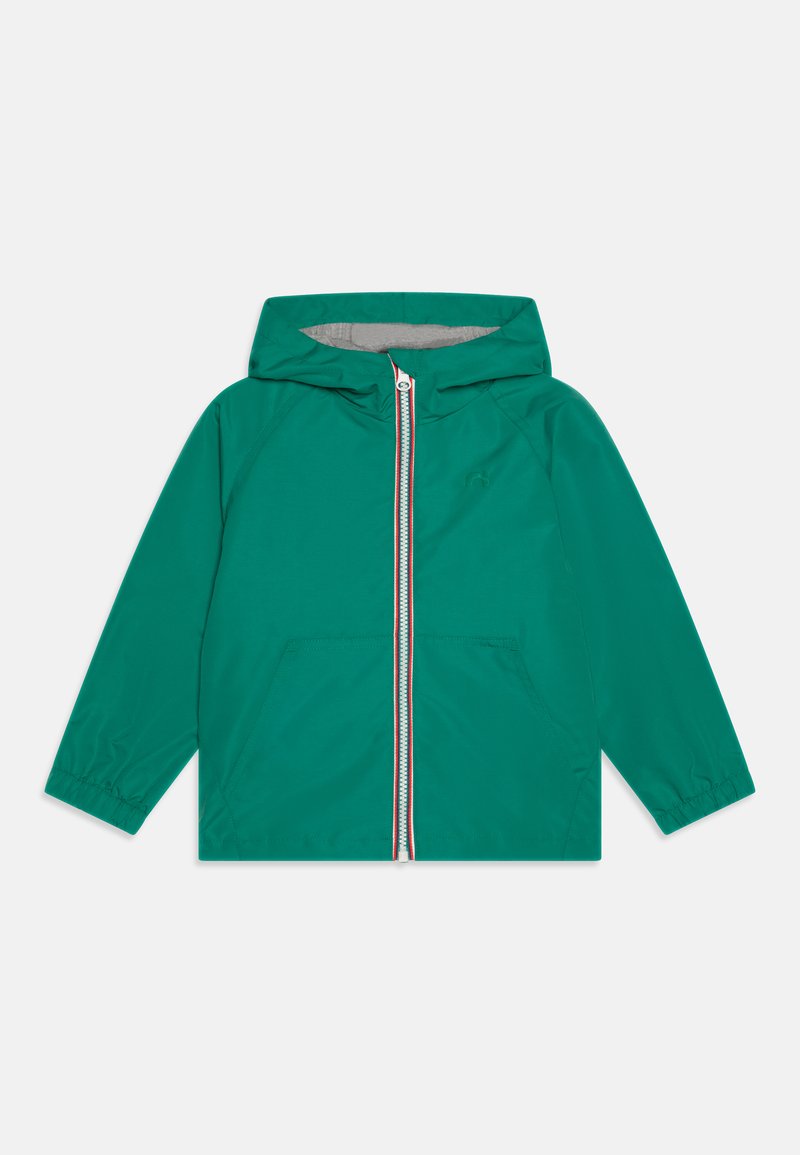 Πράσινο ελαφρύ μπουφάν με κουκούλα, διαθέτει μπροστινό φερμουάρ, δύο πλαϊνές τσέπες και αντίθετο χρώμα στο φερμουάρ. Λείο υλικό.