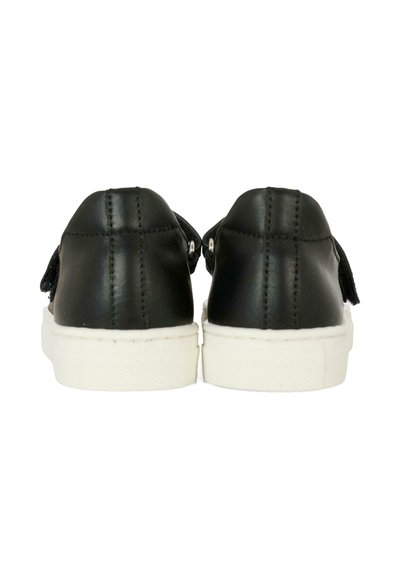 Sneakers in pelle nera con suola bianca. Presentano una texture liscia e cuciture minime. Il retro ha un tacco piatto e nessun arricchimento.
