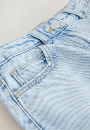 Pantalones cortos de mezclilla azul claro con bolsillo frontal, botón de metal y costuras contrastantes. Textura suave con detalles de desvanecimiento ligero.