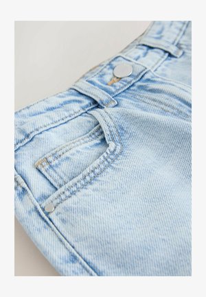 Svetlo modri denim hlače z žepi spredaj, kovinskim gumbom in kontrastnim šivom. Gladek tekstura z rahlim izpiranjem.