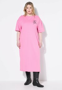 Różowa bawełniana sukienka t-shirtowa z krótkimi rękawami, z czarnym napisem "Love". W połączeniu z czarnymi kowbojkami za kolano, o spiczastym nosku.