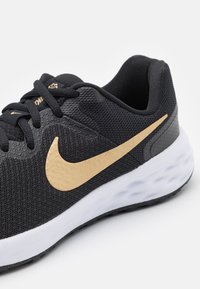 Nike Performance NIKE REVOLUTION 6 (GS) - Zapatillas running asfalto - black/metallic gold/white