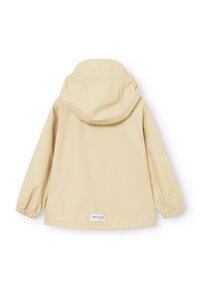 Beige waterdichte jas met een capuchon, elastische manchetten en een label aan de achterkant. Gladde textuur, eenvoudig ontwerp en geen zichtbare sluitingen of accenten.