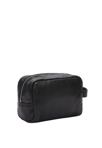 Neceser de piel negra con forma rectangular, cierre de cremallera y un asa lateral. Presenta una textura suave y un diseño minimalista.