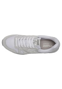 Weißer Sportschuh aus Mesh und Wildleder, mit einer grauen Gummisohle, Schnürsenkeln und einem Logo mit einem Chevron-Muster an der Seite.