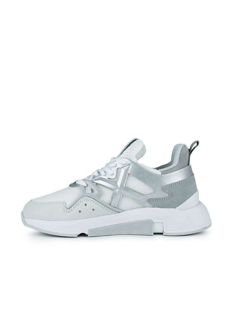 Scarpa atletica bianca realizzata in materiali mesh e suede, con una suola intermedia testurizzata, dettagli riflettenti e un collo imbottito per il comfort.