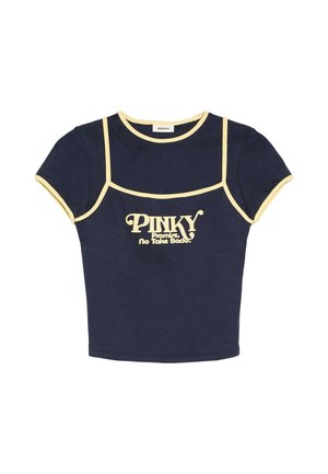Crop top bleu marine à manches courtes avec bordure jaune et texte "PINKY Promise, no Take Backs" sur le devant.
