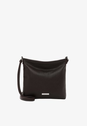 Donkerbruine leren crossbodytas met verstelbare riem en zilveren rechthoekige merkplaat aan de voorkant in het midden.