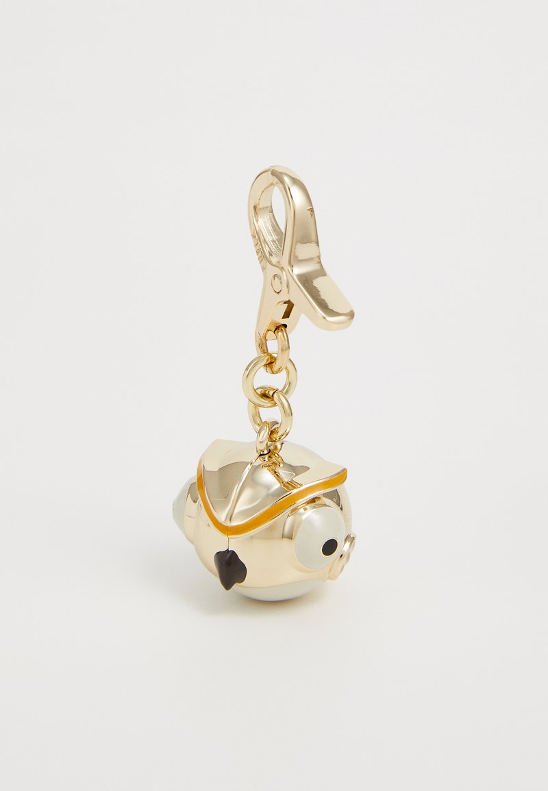 Charm di colore oro con un design a forma di pesce rotondo dotato di un cappello da marinaio, grandi occhi e un piccolo cuore come decorazione; attaccato a un moschettone.