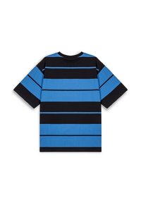 Camiseta de manga corta en negro y azul con rayas horizontales. Presenta un escote redondo y un corte relajado. Material de algodón, textura suave.