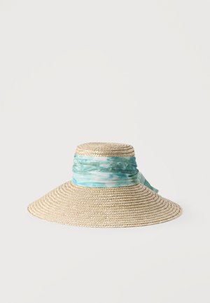 Cappello di paglia a tesa larga con una fascia di tessuto tie-dye blu e bianco avvolta intorno alla calotta.