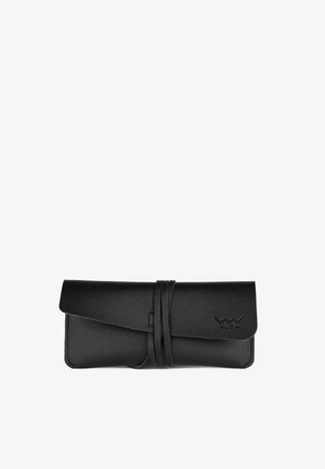 Černá kožená peněženka s klopovým uzávěrem, s ozdobným designem a embosovaným logem. Hladká textura a minimalistický styl.
