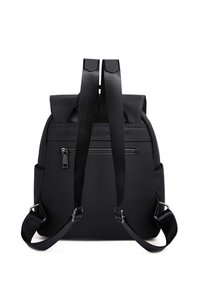 Zaino in pelle nera con una finitura testurizzata, spallacci regolabili e una tasca con zip sul retro. Sono presenti accessori in metallo robusto.