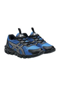 Baskets de sport bleues et noires avec une tige en mesh, des surfaces texturées, des lacets noirs et une semelle en caoutchouc épaisse avec des rainures pour l'adhérence.