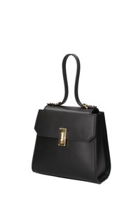 Borsa a tracolla in pelle nera con una forma strutturata, chiusura in ottone dorato e manico corto. Presenta una texture liscia e un design angolare.