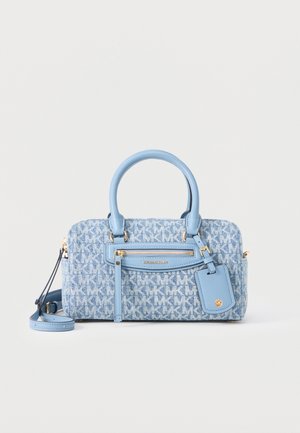 Lyseblåt mønstret designertaske med to håndtag, forreste lynlåslomme, aftagelig rem og mærkevare-rejsetag-detalje.