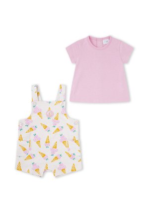 Camiseta rosa de manga corta para niño pequeño combinada con un peto blanco con estampados de conos de helado coloridos y bolsillos delanteros.