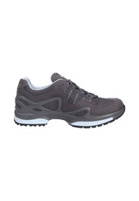 Grauer Sportschuh mit Obermaterial aus Mesh und Wildleder, Schnürverschluss, kontrastierenden hellgrauen Akzenten und strukturiertem Sohlenprofil für besseren Halt.