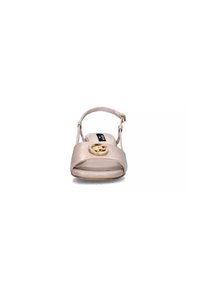 Sandal in pelle rosa con cinturino alla caviglia, caratterizzata da una soletta ampia, design aperto davanti e un accentuato cerchio dorato nella parte anteriore. Include una fascia regolabile.