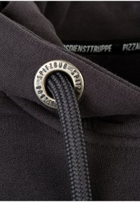 Grauer Baumwoll-Hoodie mit einem Metall-Ösen und dem Text "SPITZBUB", dickem schwarzen Kordelzug und weichem, strukturiertem Stoff.