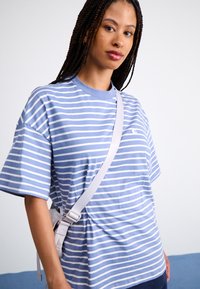 Carhartt WIP BRYNA - Tricou cu imprimeu - charm blue/white