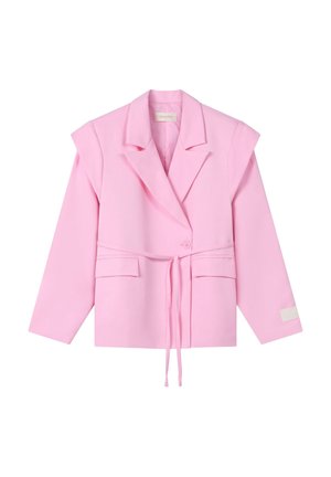 Világos rózsaszín, testre szabott blézer párnázott vállakkal, bevágott hajtókával, elöl gombos záródással, két zsebfedővel és derékban megkötős részlettel.