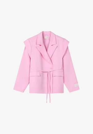 Világos rózsaszín, testre szabott blézer párnázott vállakkal, bevágott hajtókával, elöl gombos záródással, két zsebfedővel és derékban megkötős részlettel.