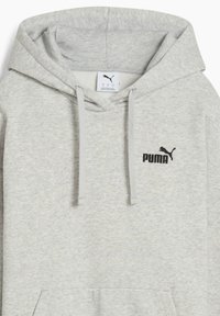 Sudadera con capucha gris, hecha de un tejido suave, que presenta un bolsillo tipo canguro en la parte frontal, capucha con cordón y un pequeño logo negro de Puma en el pecho.
