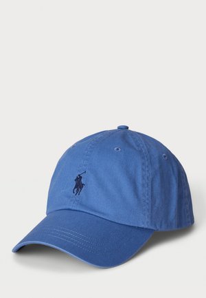 Blaues Baseballcap mit gebogenem Schirm und kleinem, dunkel gesticktem Polospieler-Logo auf der Vorderseite.