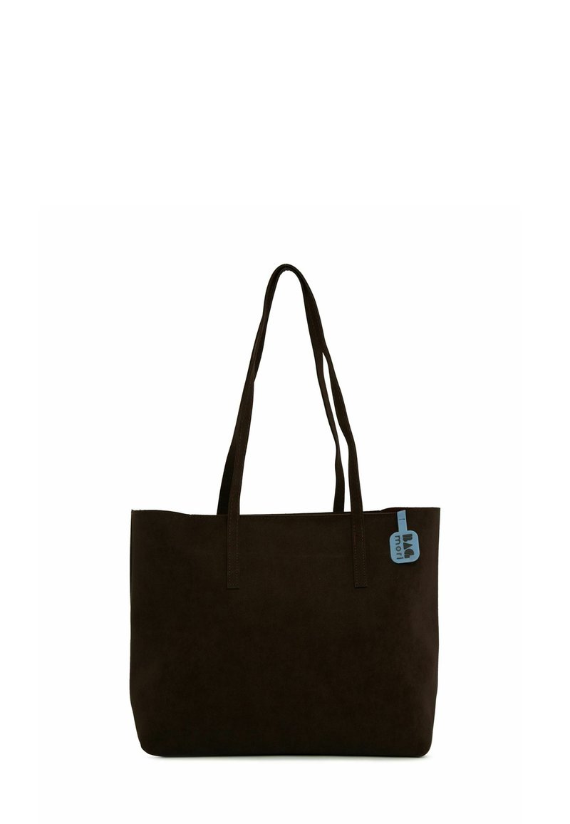 Brązowa surowa torba na ramię z dwoma długimi uchwytami i niebieską metką przymocowaną do torby. Prostokątny kształt o gładkiej fakturze, bez widocznych elementów metalowych.