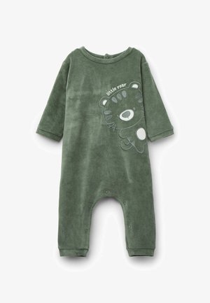 Ensemble en velours vert et doux avec un col rond et des manches longues. Présente un design de cartoon d'ours et des fermetures à pression en bas.