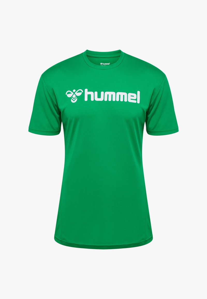 Grøn kortærmet t-shirt lavet af syntetisk stof, der har et stort hvidt "hummel" logo på forsiden. Glat tekstur og normal pasform.