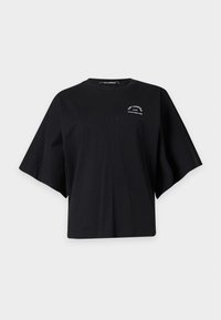 Μαύρο ελαφρώς ευρύ t-shirt με κοντά μανίκια και μικρό λευκό κείμενο "Karl Lagerfeld Paris" στην πάνω αριστερή περιοχή του στήθους.