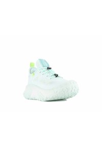 Chaussure de sport vert menthe clair avec un upper en mesh texturé, des lacets contrastants, une semelle chunky blanche et un petit logo sur la languette et le talon.