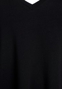 Sort V-hals t-shirt lavet af blødt, strækbart stof. Har en glat tekstur og en enkel, klassisk pasform uden mønstre eller detaljer.