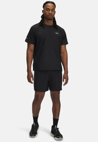 Schwarzes Sportoutfit, bestehend aus einem kurzärmeligen T-Shirt und Shorts, gefertigt aus leichtem Material mit dezentem Markenlogo und Akzenten.