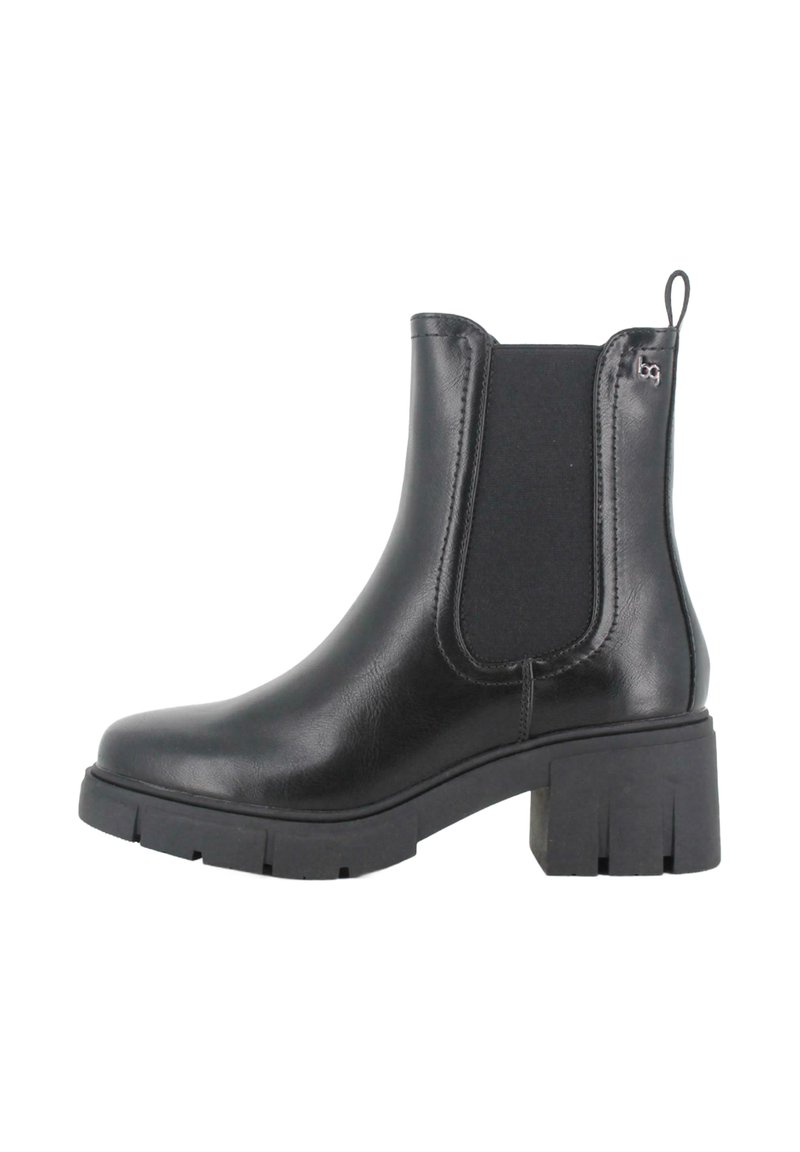 Botín negro de cuero hasta el tobillo con puntera redondeada, paneles laterales elásticos y suela de plataforma gruesa. Presenta una lengüeta en la parte posterior.