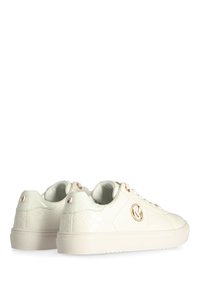 Vita lädersneakers med präglade quiltade mönster, guldfärgade öglor och logotyp, platt sula och vadderad krage för komfort.