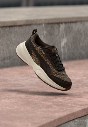Puma, CILIA 2 MODE FELINE - Sneaker low - soft taupe/chocolate fondue