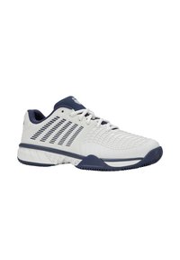 Pantofi de tenis cu un superior sintetic alb și accente bleumarin, având panouri din plasă, un design texturat și o talpă din cauciuc pentru aderență.