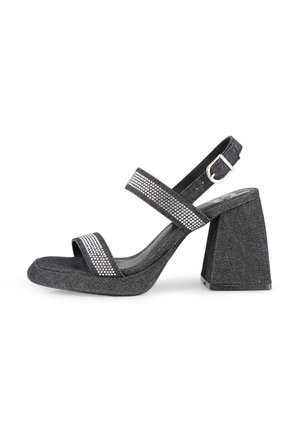 Sandalia de tacón alto de denim negro con un tacón ancho y texturizado y dos bandas que presentan una fila de acentos metálicos. Diseño de punta abierta.