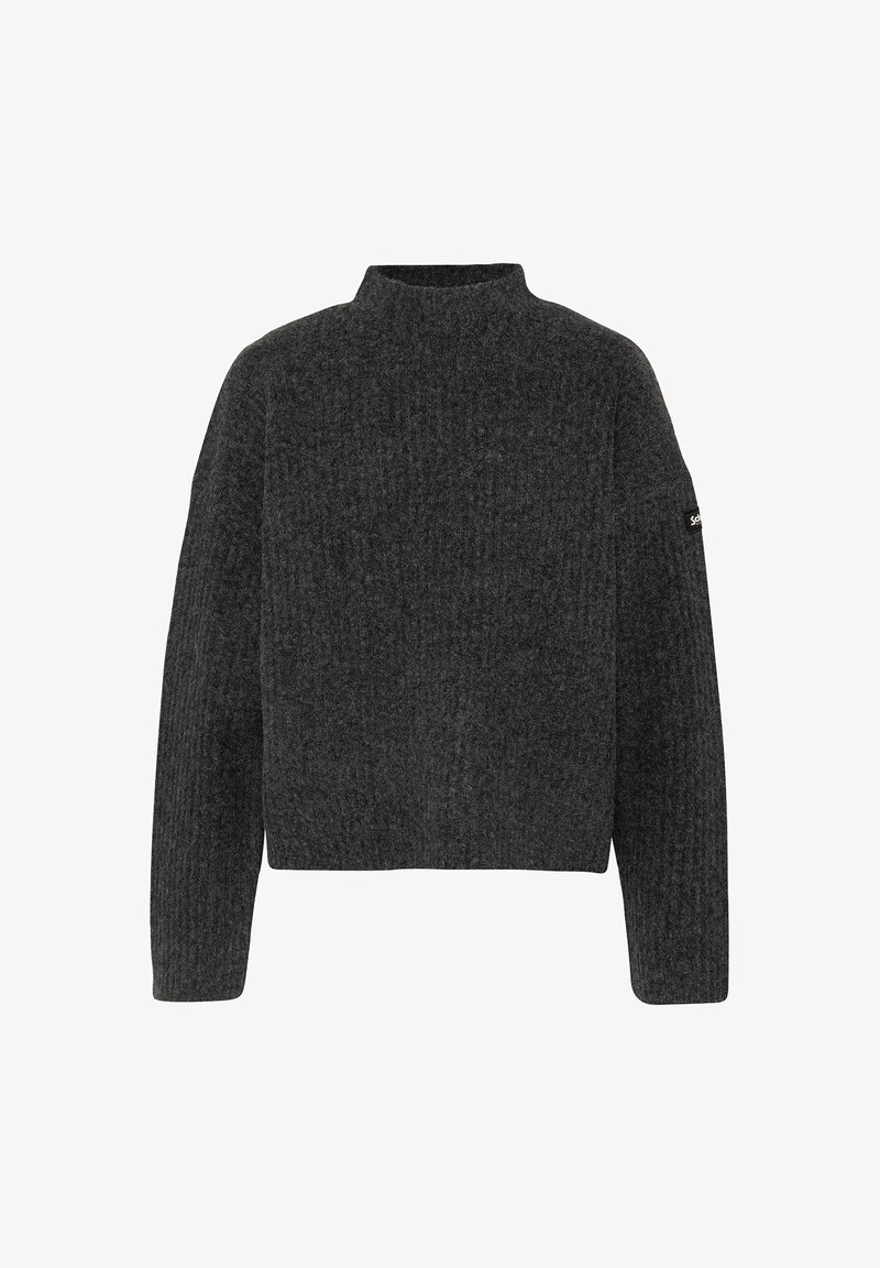 Pull tricoté gris foncé à manches longues et col montant court, avec une petite étiquette noire sur le bras gauche.