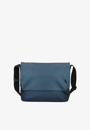 Blaue wasserdichte Umhängetasche mit verstellbarem schwarzem Schultergurt und kleinem Markenlogo auf der Vorderklappe.