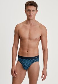 Herrenunterhosen in einem blauen und schwarzen Karo-Muster mit einem einfarbigen schwarzen Bund, der das Logo trägt. Hergestellt aus weichem, dehnbarem Gewebe.