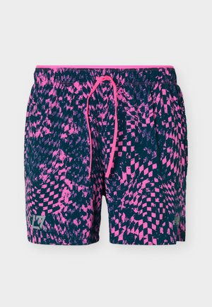 Tamsiai mėlynos ir ryškiai rožinės spalvos sportinės šortai su elastiniu diržu ir rožine raišteliu, puošta geometriniu ir suplėšytu languotu raštu.