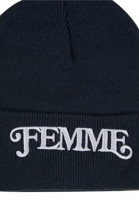 Granatowa dzianinowa czapka z podwiniętym brzegi, z białym haftem tekstu "FEMME". Miękka faktura, prosty design i gęsty splot.