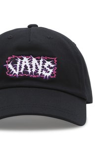 Gorra de béisbol negra con un audaz logo bordado de "VANS" en blanco y rosa con un diseño en forma de dientes de sierra en la parte frontal. Textura suave, forma estructurada.