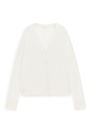 Cardigan bianco a maniche lunghe con scollo a V e cinque bottoni davanti, disteso su uno sfondo bianco.