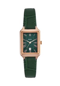 La montre Fossil présente un boîtier rectangulaire en or rose, un cadran vert avec des chiffres romains, et un bracelet en cuir vert avec des coutures détaillées.
