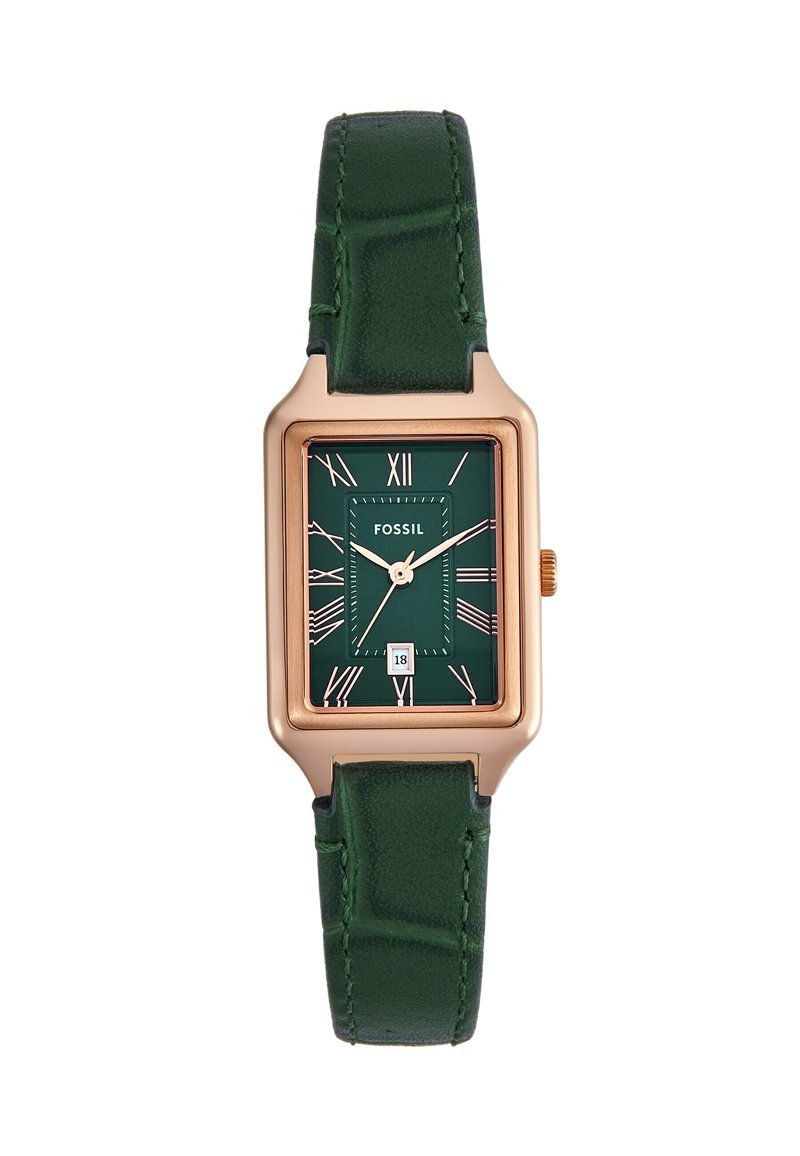 La montre Fossil présente un boîtier rectangulaire en or rose, un cadran vert avec des chiffres romains, et un bracelet en cuir vert avec des coutures détaillées.